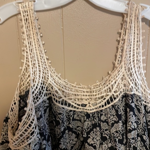 Jodifl Cold Shoulder Top - Picture 2 of 9